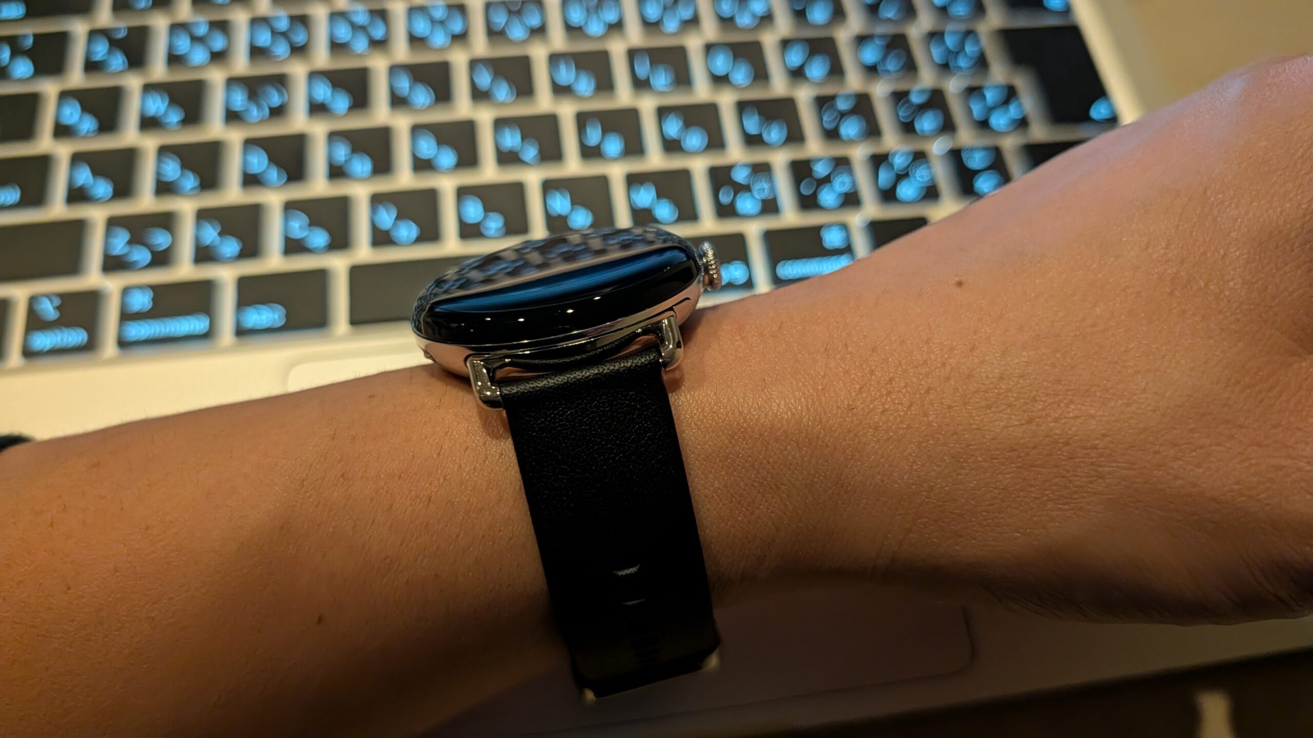 Pixel Watch 4 純正ツートンレザーバンド デスクワーク中