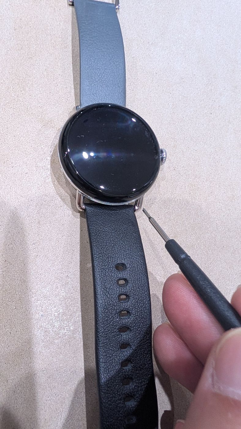 Pixel Watch 4 レザーバンド アダプター バネ棒外しで作業中