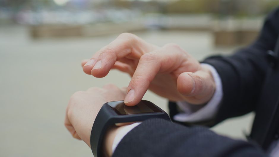腕に着けたスマートウォッチ