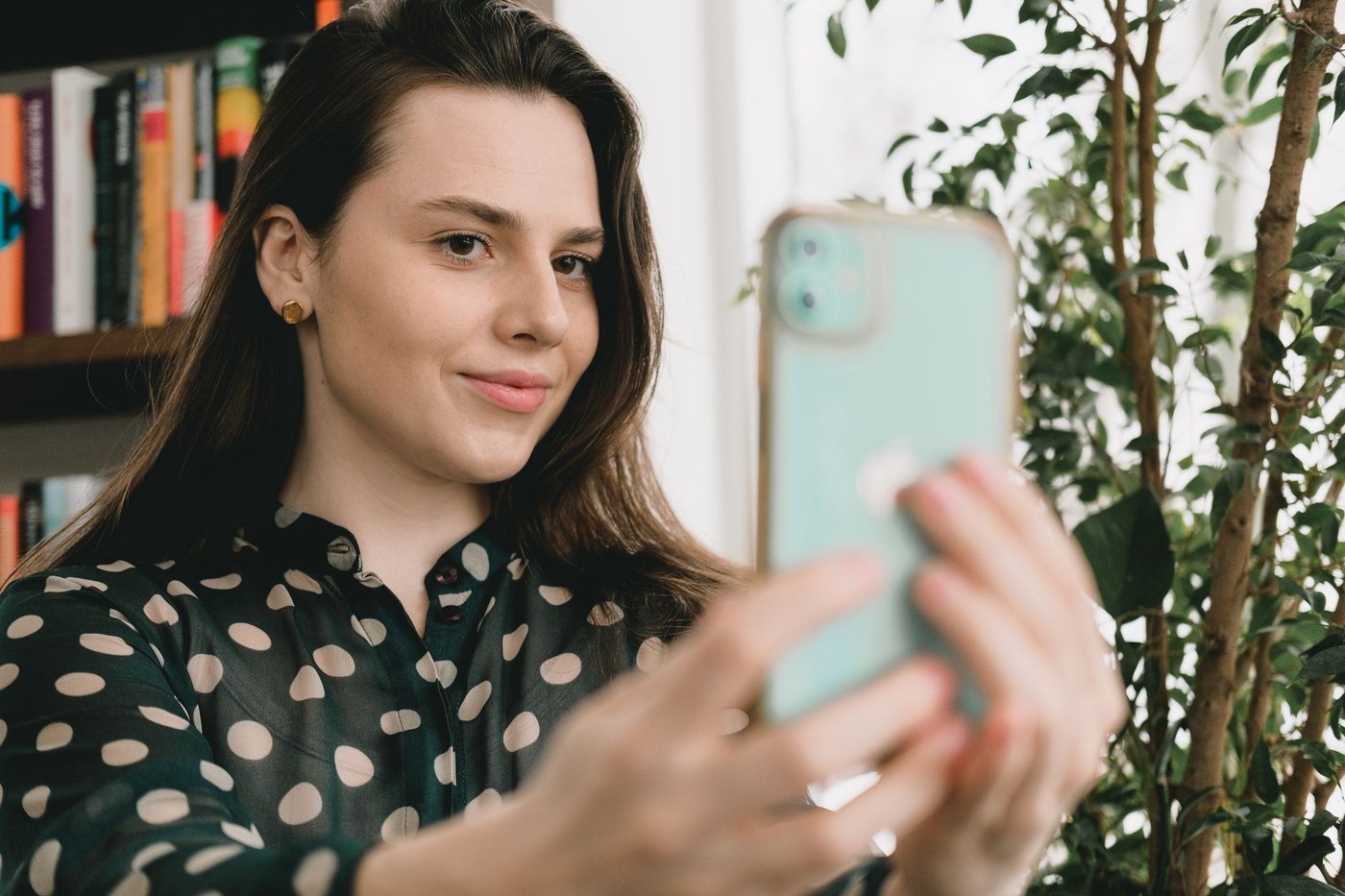 スマートフォンの写真を笑顔で見返す様子