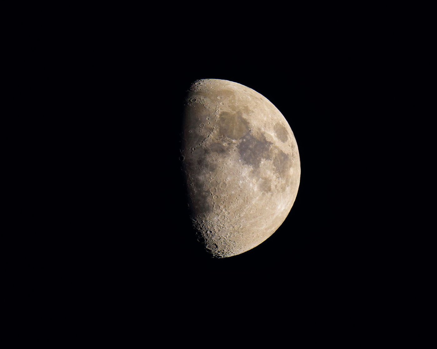 夜空に浮かぶ月を望遠撮影したイメージ